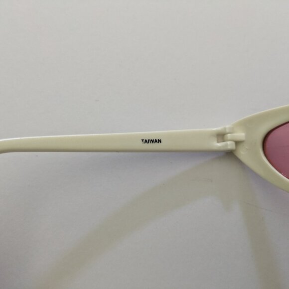 Quirky Vintage Cateye Sunglasses w Pink lenses Strawberries - Picture 9 of 9